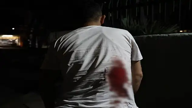 Taksiciden 'Aracımı kapattım' cevabını alan yolcu, şoförün sırtına makas sapladı