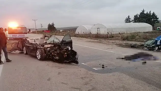 Kamyonete çarpan otomobilin sürücüsü yaralandı, yanındaki arkadaşı öldü