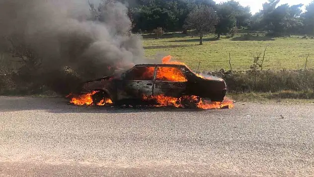Seyir halindeyken yanan araç kullanılmaz hale geldi