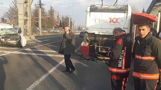 Hafif ticari araç trambüsle çarpıştı: 1 ölü, 2 yaralı