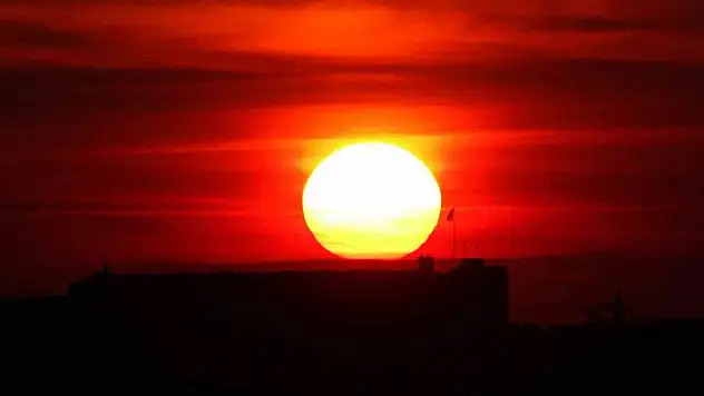 Kızıla boyanan gökyüzü kartpostallık görüntüler oluşturdu