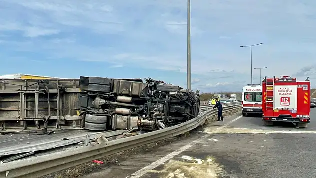 Karşı şeride geçip devrilen TIR'ın şoföründen acı haber