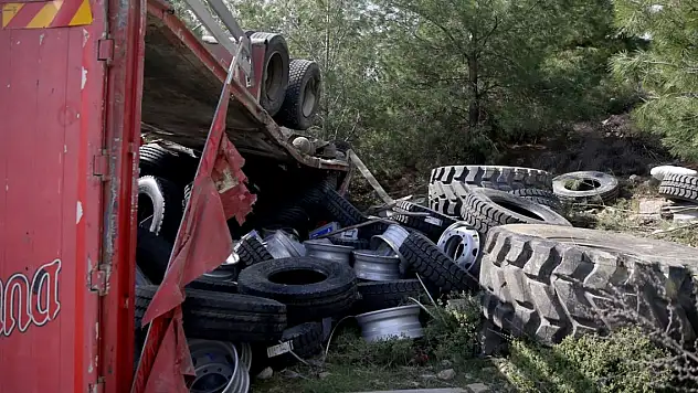 Muğla'da ormanlık alana devrilen kamyonun sürücüsü öldü