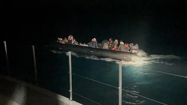 İzmir açıklarında 20'si çocuk 50 düzensiz göçmen yakalandı