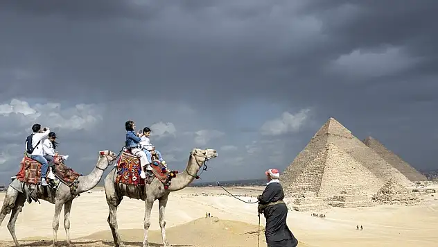 Mısır'da turistlerin çekim noktası: Giza piramitleri