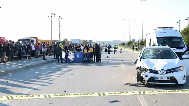 Otomobil motosikletle çarpıştı: 2 ölü, 1 yaralı