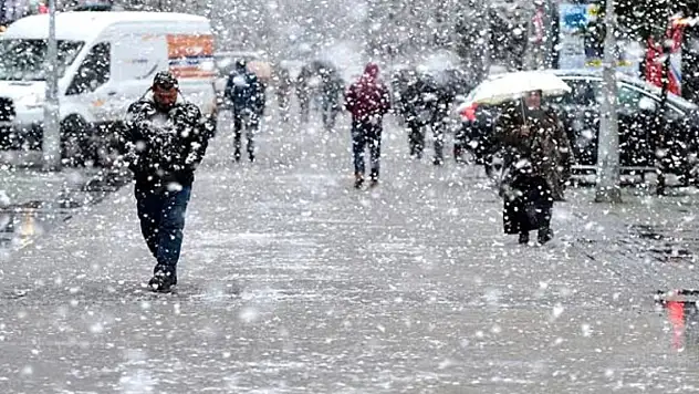 Kara kış geri dönüyor! Hava sıcaklıkları aniden düşecek, lapa lapa kar yağacak