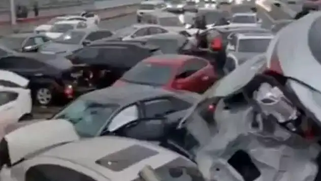 100'den fazla araç birbirine girdi! Otoyolda can pazarı