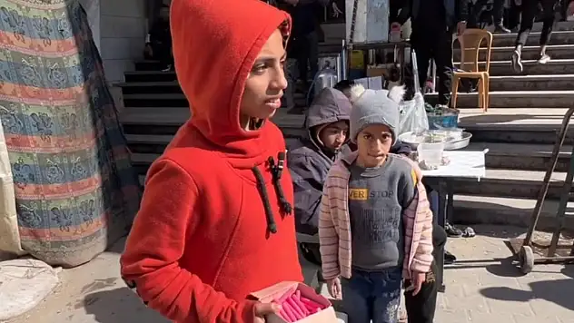 Gazzeli çocuk yatalak babası ve 6 kardeşine bakmak için tebeşir satıyor