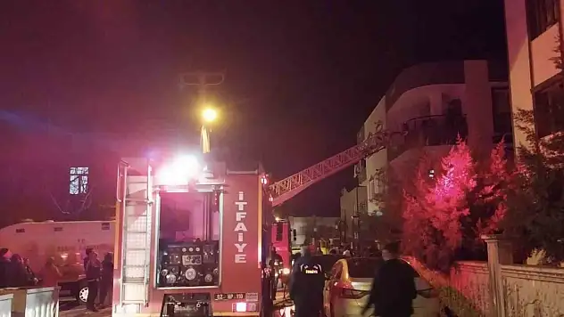 Bina içerisinde çıkan yangında 4 kişi zehirlendi