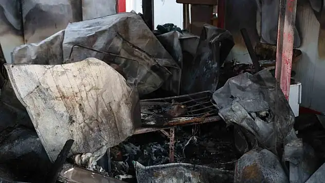 Alevlere teslim olan konteynerden evladını kurtarmayı başardı