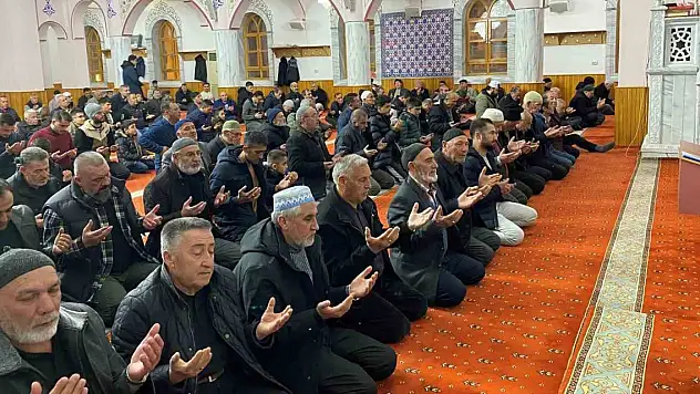 Konya'da vatandaşlar camileri doldurdu