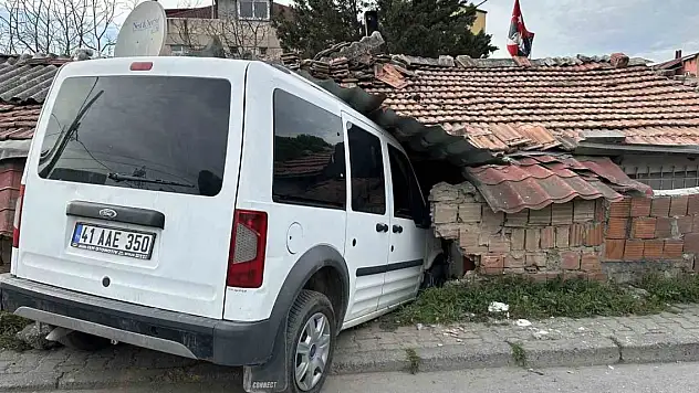 Hafif ticari araç müstakil eve girdi