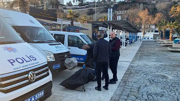 Üzerindeki elbiselerle deniz yüzeyinde cansız bedeni bulundu