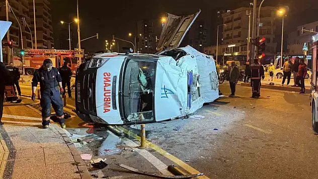 Hasta taşıyan ambulans ile otomobil çarpıştı: 1'i ağır 7 yaralı