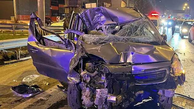 Zincirleme kazaya karışan araç kağıt gibi ezildi: 1'i ağır 3 yaralı