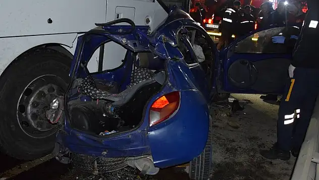 İzmir'de yolcu otobüsü ile otomobil çarpıştı: 2'si ağır 4 yaralı