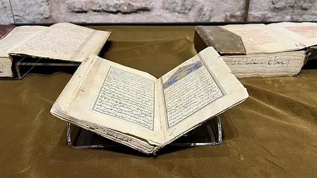 Mevlana'ya dair çok sergilenmeyen ve bilinmeyen eserler Sultanahmet'te sanatseverlerle buluşuyor