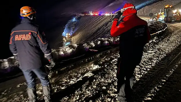 Minibüsün üzerine çığ düştü: 1 ölü