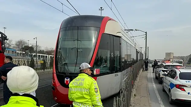 İstanbul'da tramvayın altında kalan kişi hayatını kaybetti