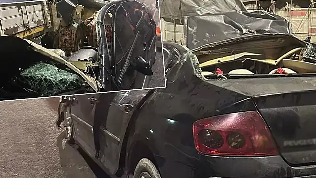 Otomobil tıra ok gibi saplandı: 1 ölü, 1 ağır yaralı