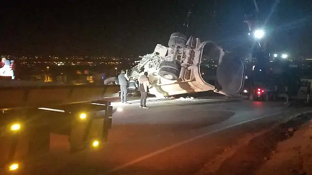 Freni patlayan kamyon eve girdi: 2 ölü