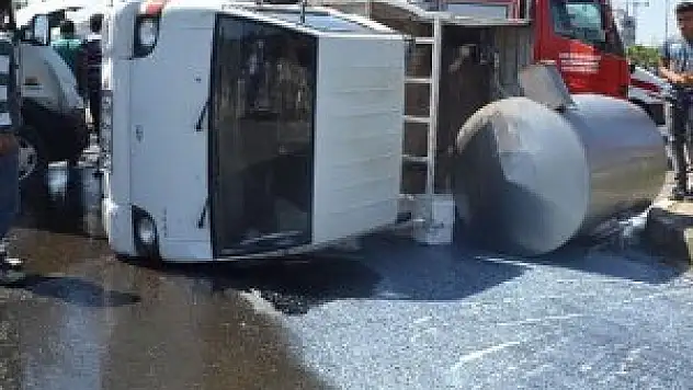 Karayolu süte bulandı