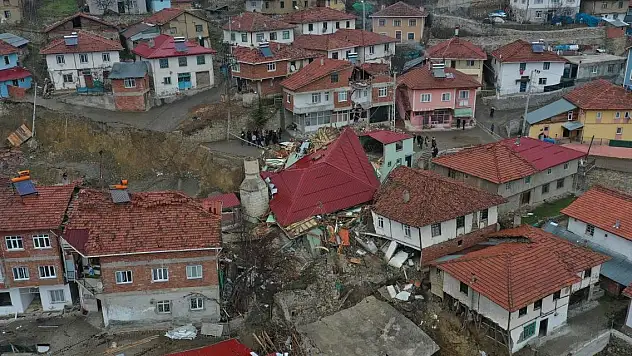 Köy ikiye bölündü