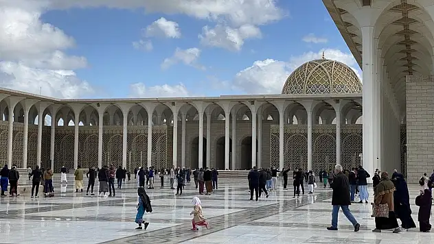 Cezayir Ulu Camii'nde ilk cuma namazı kılındı