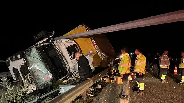Manisa'da devrilen kamyonda 1 kişi öldü, 1 kişi yaralandı