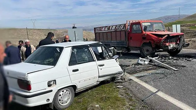 Kamyonet ile otomobil kafa kafaya çarpıştı, 1 ölü