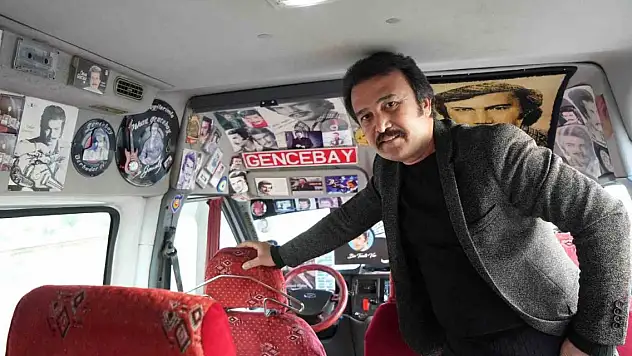 Orhan Gencebay'a benzeyen Müslüm'den yolcularına nostaljik yolculuk