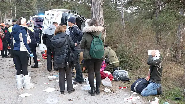 Tatilcilerin taşındığı minibüs devrildi: 14 yaralı