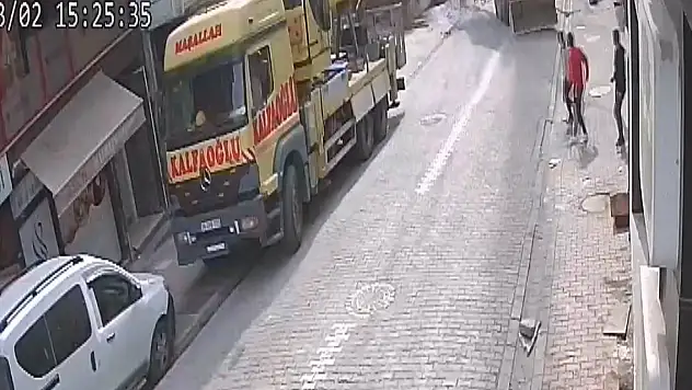 Cami minaresi indirilirken düştü