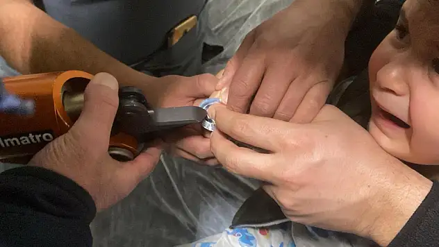 Parmağı meşrubat açacağına sıkışan çocuğu itfaiye kurtardı