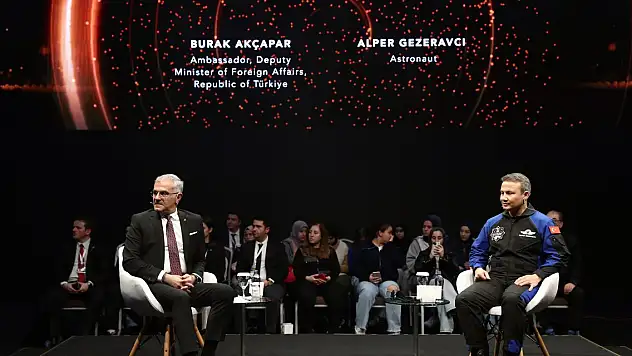 İlk Türk astronot Gezeravcı gençlerle buluştu