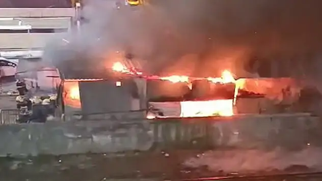 Pazar tezgahları alev alev yandı