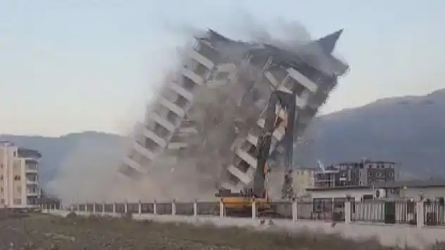 11 katlı bina kağıt gibi yerle bir oldu