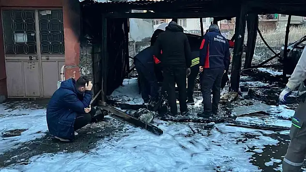 Garajda çıkan yangında 2 araç kül oldu
