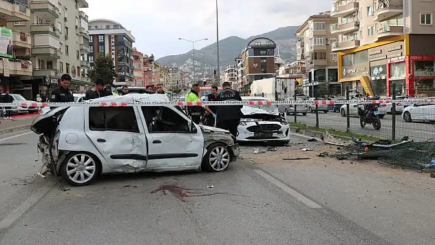 Otomobil karşı şeride geçerek 2 araca çarptı: 2 ölü, 3 yaralı