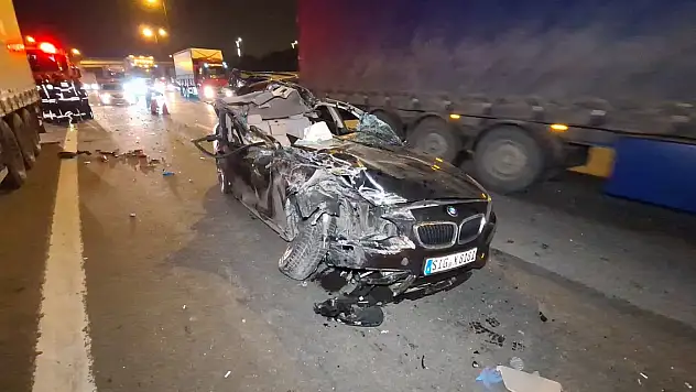 Otomobil, TIR'ın altına girdi: 1 ölü, 2 yaralı