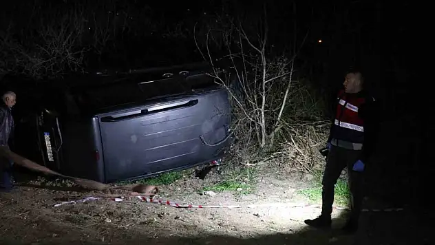 Şarampole devrilen hafif ticari aracın sürücüsü hayatını kaybetti