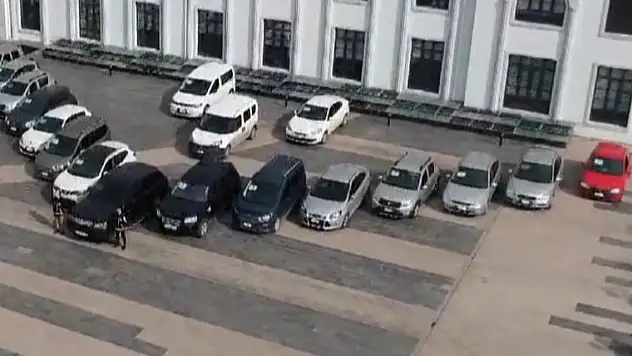 Depremde zarar gören araçların bilgilerini kopyalayan dolandırıcılar yakalandı