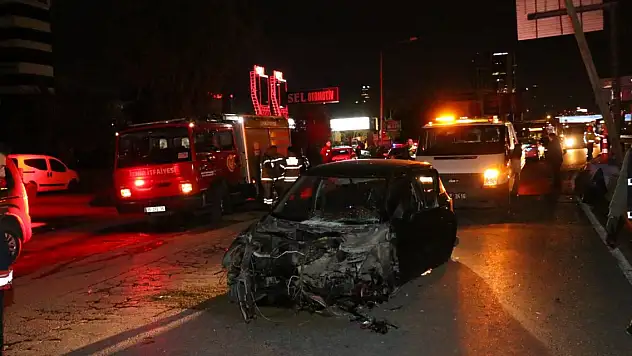 Önce bariyere, ardından aydınlatma direğine çarpan otomobilin sürücüsü öldü