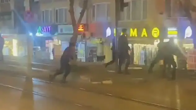 Alacak verecek meselesi sokağa taştı...Cadde boks ringine döndü