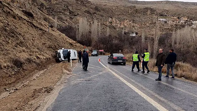 Öğrenci servisi devrildi: 10 yaralı