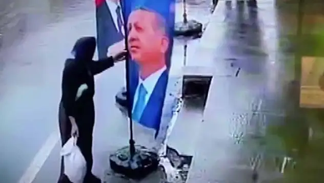 79 yaşındaki kadının cumhurbaşkanı sevgisi güvenlik kamerasına yansıdı