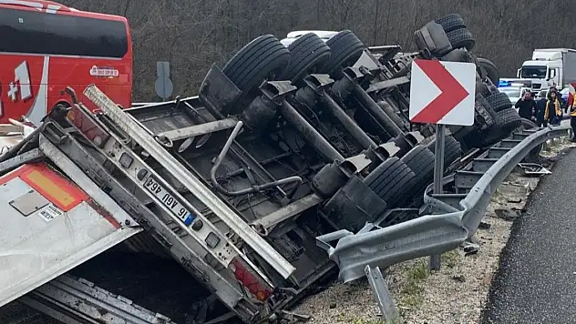 Devrilen tırın sürücüsü hayatını kaybetti