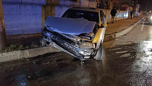 Kontrolden çıkan otomobil direğe çarptı: 1 yaralı