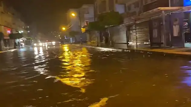Hatay'da sağanak yağış, su baskınlarına neden oldu